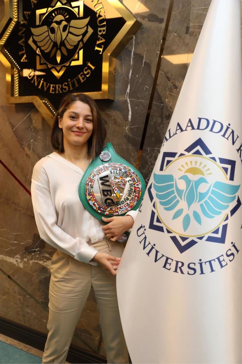 Profesyonel boksör Seren Ay Çetin, WBC gümüş kemerini depremzedeler için açık artırmaya çıkardı