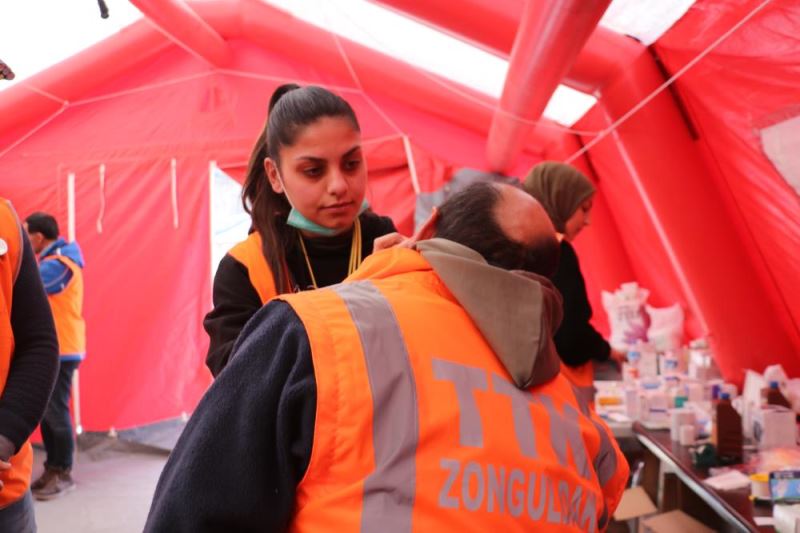 Hollandalı sağlıkçılar depremin yaralarını sarmak için Türkiye