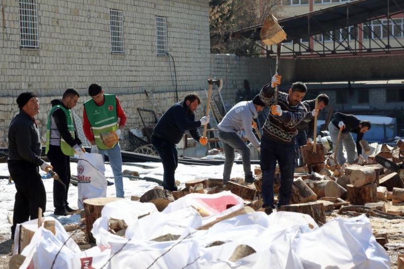 Gönüllüler, depremzedeler için odun kırıyor
