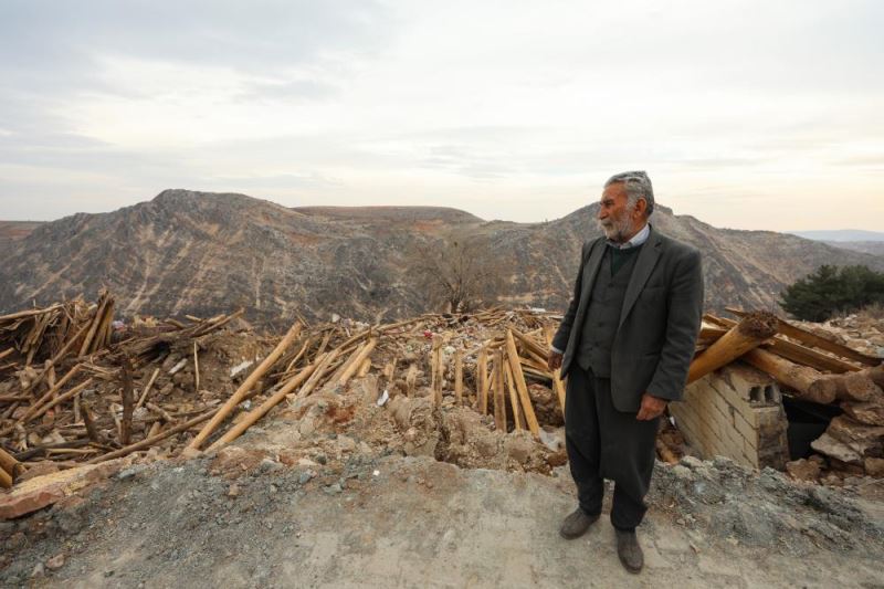 280 haneli beldede depremden 15 ev sağlam kalabildi