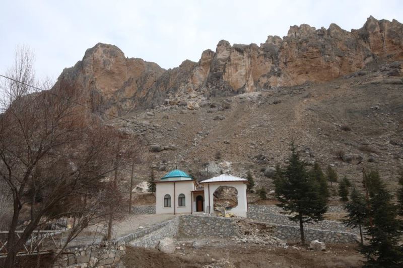 Depremde dağdan kopan kaya parçaları Malatya