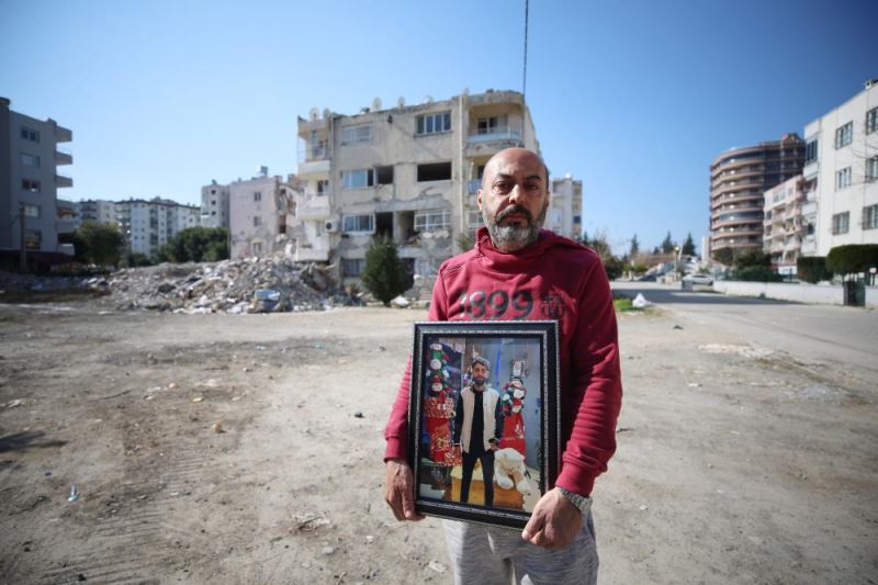 Depremde ölen oğlunun fotoğrafını yanından ayırmıyor