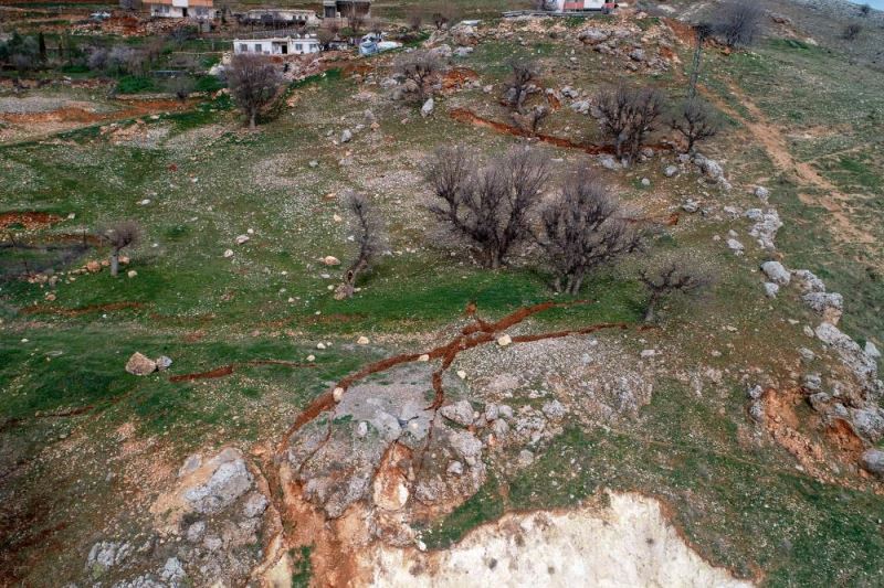 Depremde zemini kayan ve derin yarıklar oluşan mezra tahliye edildi