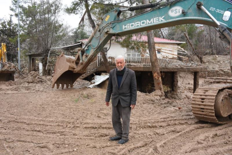 Bir evi depremde diğer evi selde zarar gördü