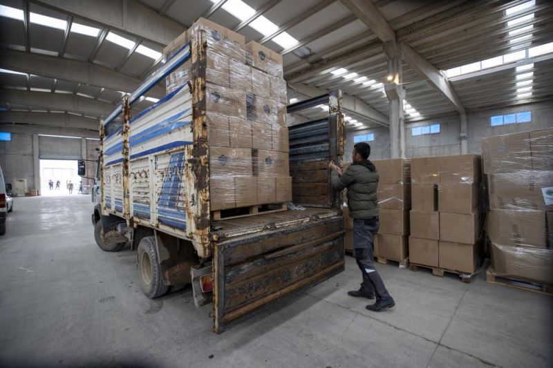 Kahramanmaraşlı inşaat işçisi AFAD yardımlarını kamyonetiyle ücretsiz dağıtıyor