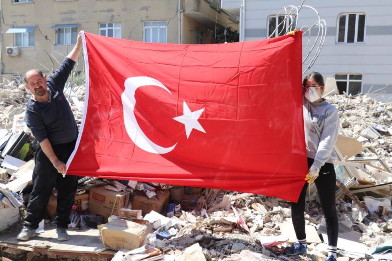 Hataylı esnaf çöken dükkanının enkazına Türk bayraklarını çıkarmak için döndü