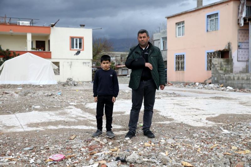 Depremde üç çocuğunu kaybeden baba, anılarının bulunduğu mahalleyi terk etmiyor