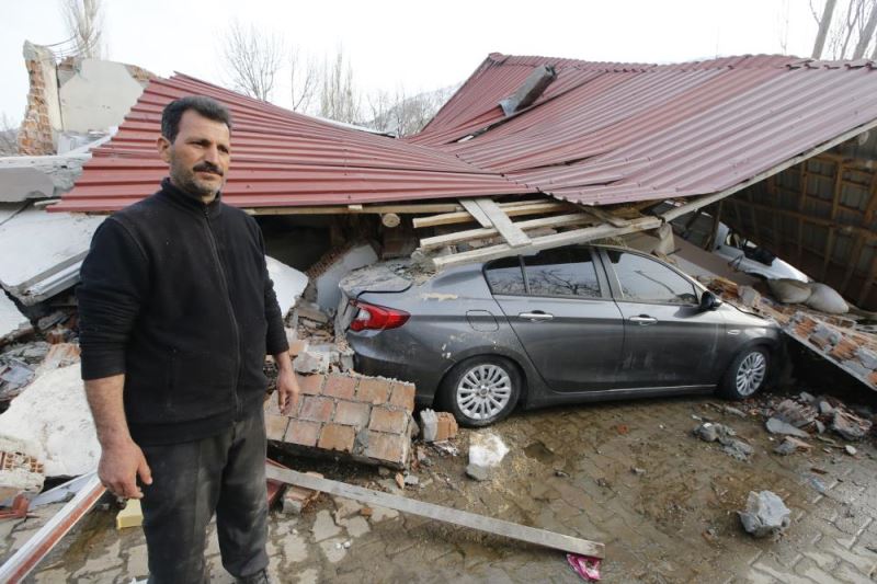 Depremde heyelan nedeniyle yolu kapanan köyde 35 kişiyi yöre halkı kurtarmış