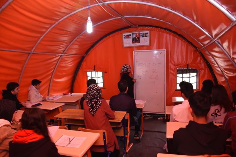 Depremzede öğrenciler, Mehmetçiğin kurduğu çadır okullarında üniversiteye hazırlanıyor