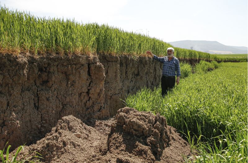 Deprem nedeniyle arazilerde 2 metreyi bulan çökmeler çiftçileri zorluyor