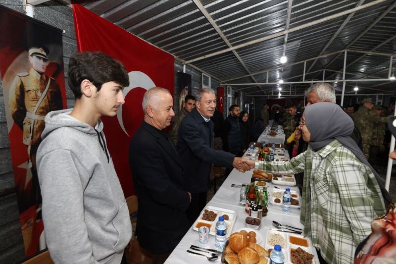 Milli Savunma Bakanı Akar, şehit aileleri ve gazilerle iftar yaptı