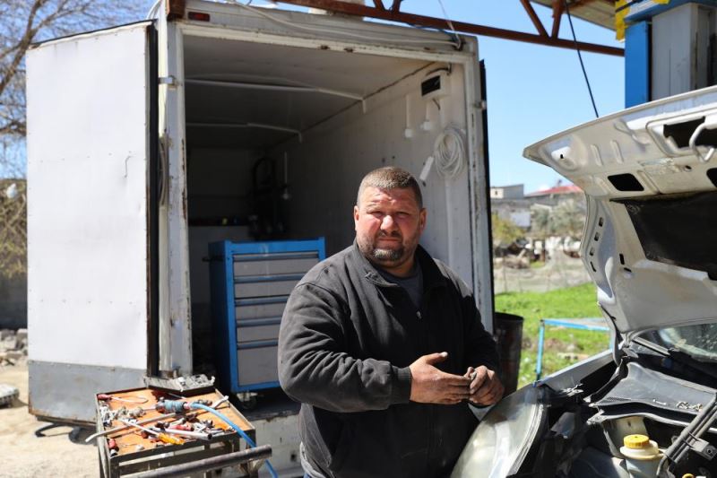 Depremde iş yeri yıkılan oto tamirci, dükkana çevirdiği kamyon kasasında hizmet veriyor