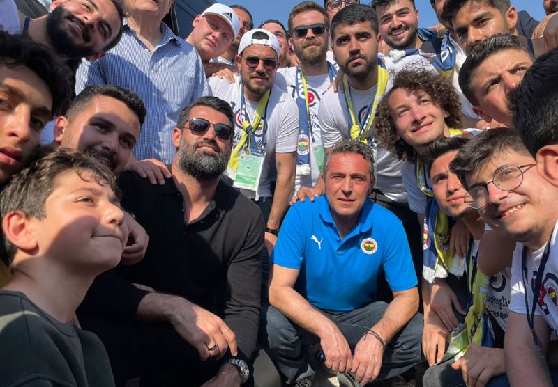 Fenerbahçe Kulübü Başkanı Koç, çadır kentteki çocukların bayramını kutladı