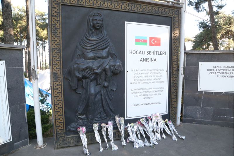 Azerbaycan heyetinden Hocalı Katliamı Anıtı