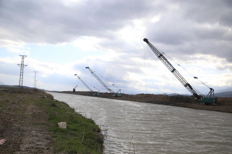 Depremde yatağında kayma yaşanan Asi Nehri, taşkın riskine karşı temizleniyor