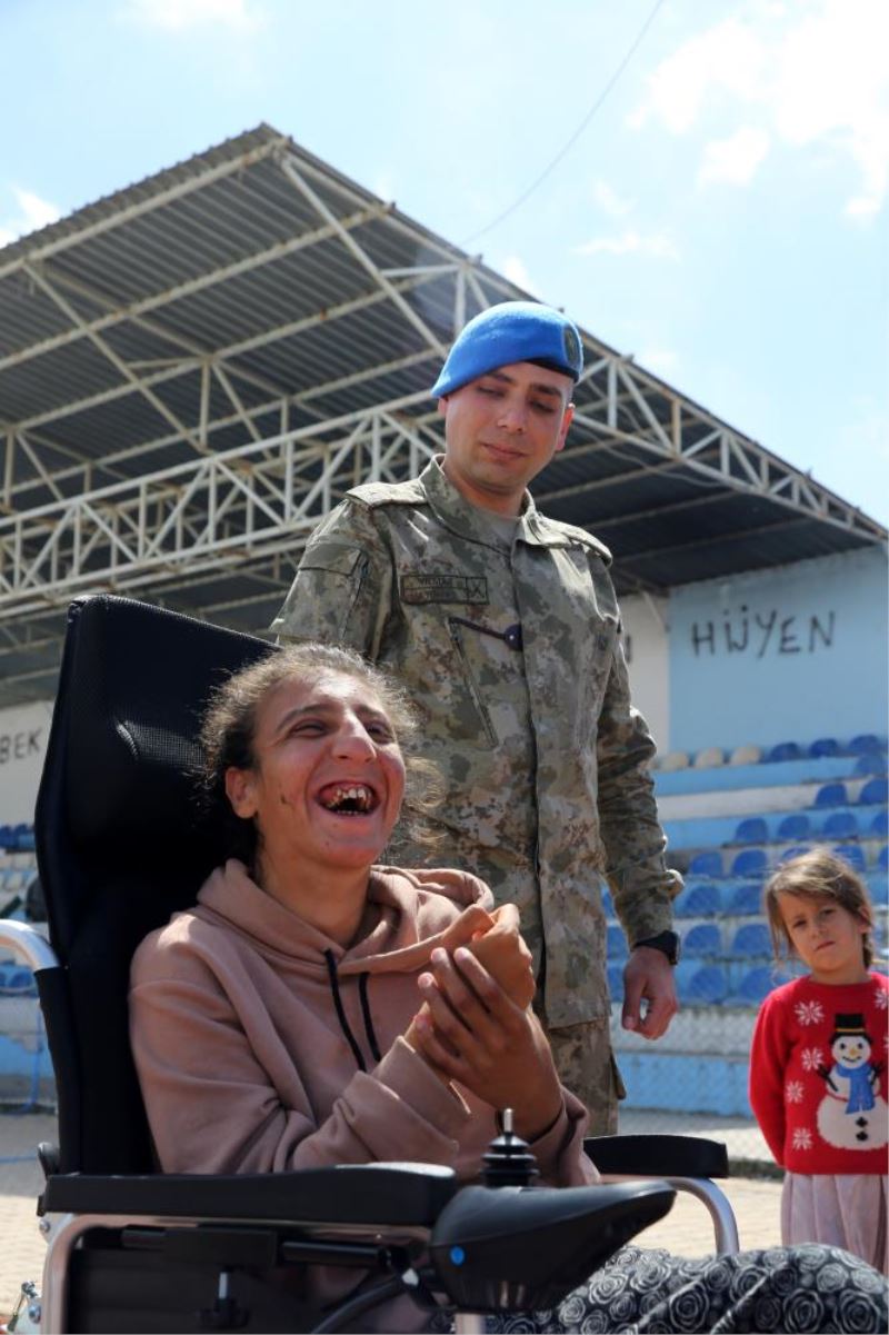 Depremzede engellinin akülü tekerlekli sandalye ihtiyacını Mehmetçik karşıladı