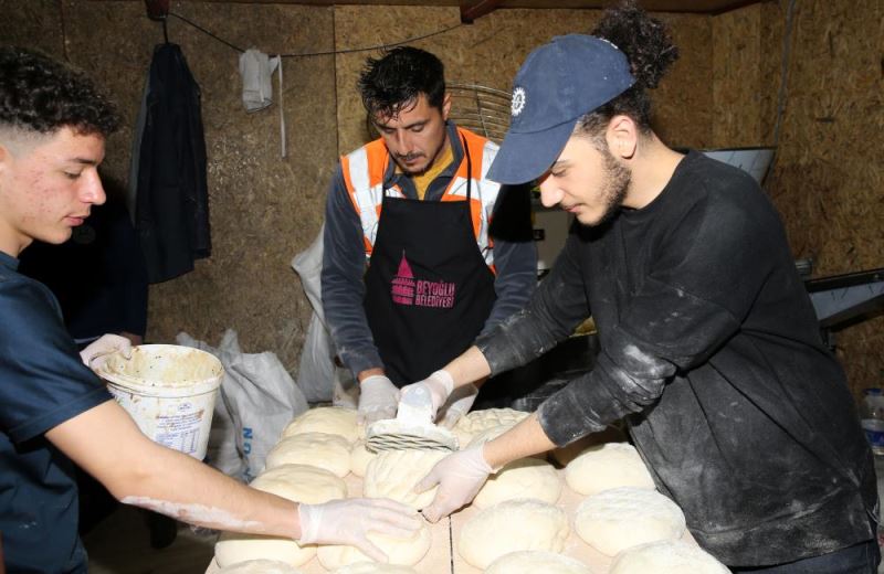 İş yeri ağır hasarlı Kahramanmaraşlı fırıncı depremzedeler için ekmek üretiyor