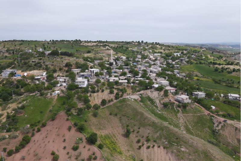 Deprem nedeniyle tepe çökünce manzarası değişen iki köy görüntülendi 
