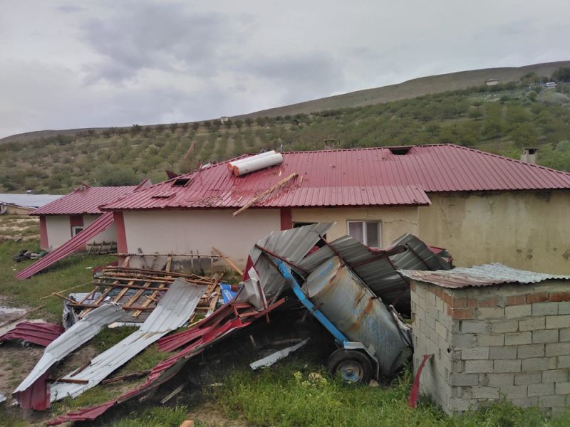Kahramanmaraş’ta fırtına nedeniyle bazı evlerin çatıları zarar gördü
