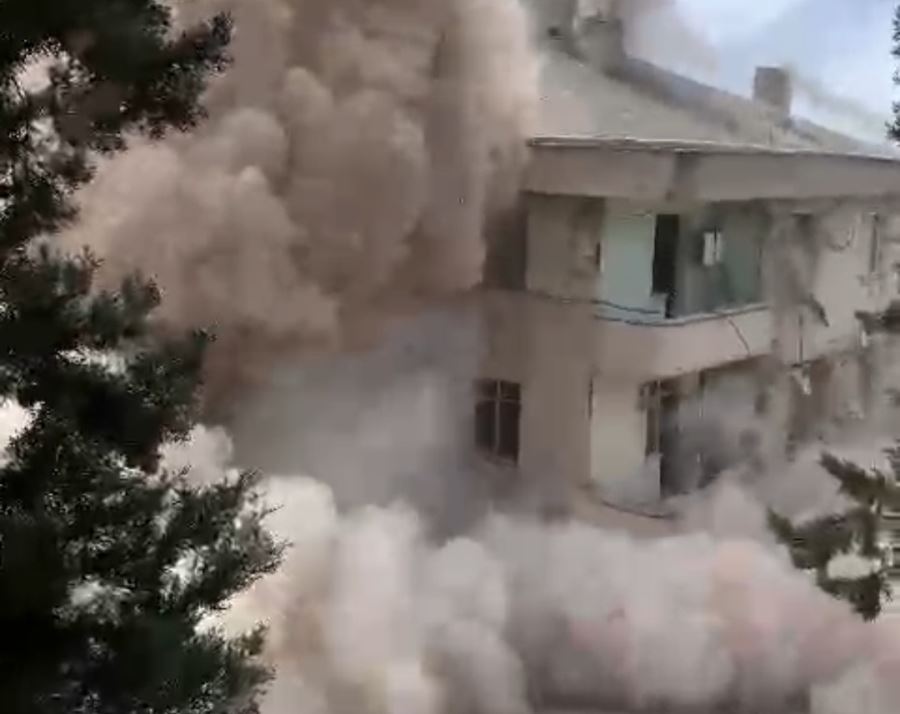 Kahramanmaraş’ta kontrollü bina yıkımı kameralara yansıdı