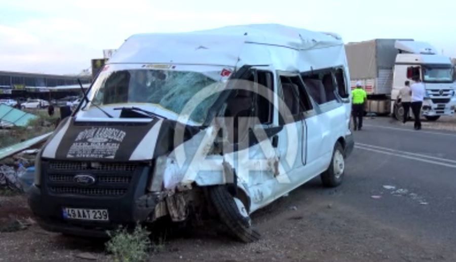 Tır ile minibüsün çarpıştığı kazada 21 kişi yaralandı