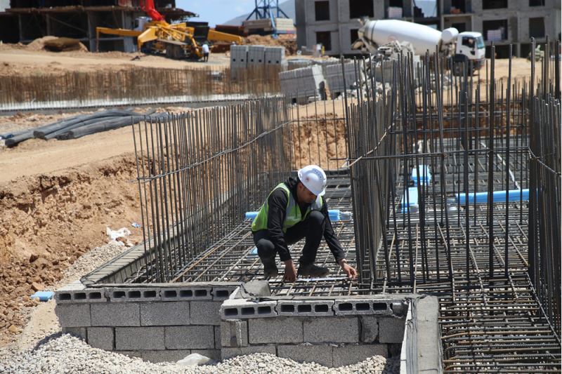 Depremzede mühendis, afet konutlarının inşasında görev yapıyor