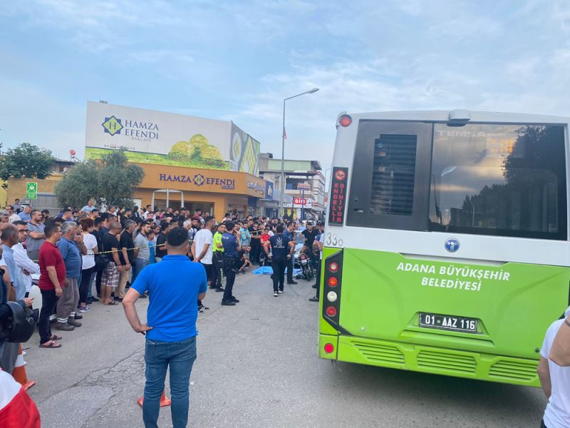 Belediye otobüsü ve otomobille çarpışan motosikletin sürücüsü hayatını kaybetti 