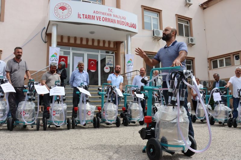 Ahırları yıkılan çiftçilere süt sağım makinesi dağıtıldı