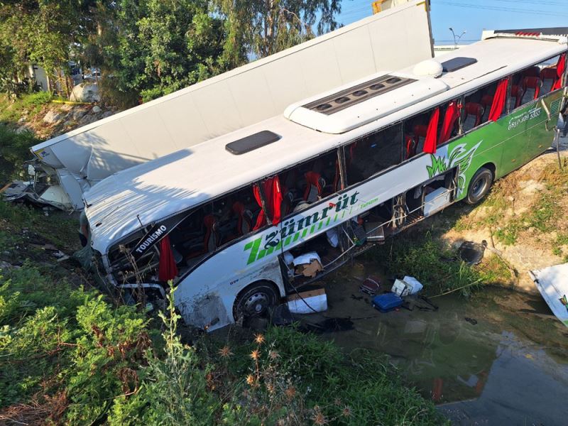 Yolcu otobüsü kamyonla çarpıştı, 2 kişi öldü, 27 kişi yaralandı