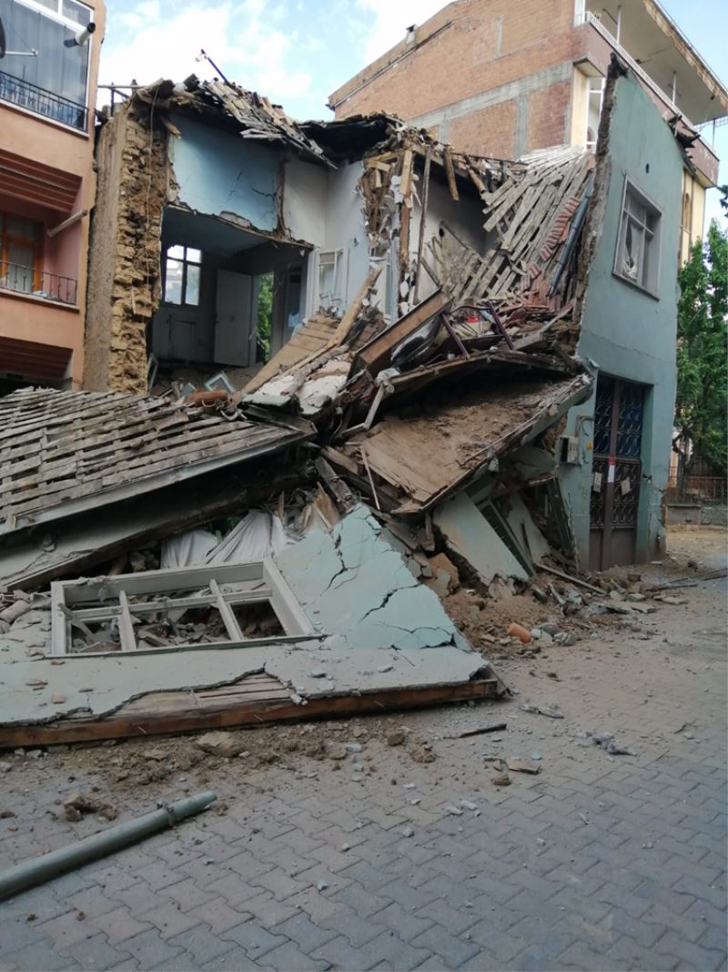 Ağır hasarlı 2 katlı evin bir kısmı kendiğinden çöktü