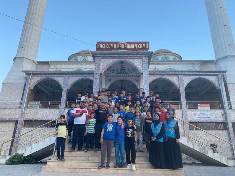 Diyanet İşleri Türk İslam Birliği gönüllülerinden çocuklara bayramlık