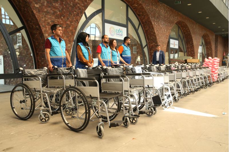 100 engelliye tekerlekli sandalye verildi
