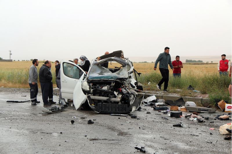 Kamyon ile hafif ticari aracın çarpıştığı kazada 2 kişi öldü, 3 kişi yaralandı