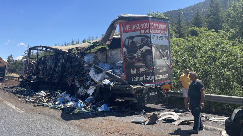 Otoyolda kazaya karışan alkol ve küspe yüklü 2 tır yandı