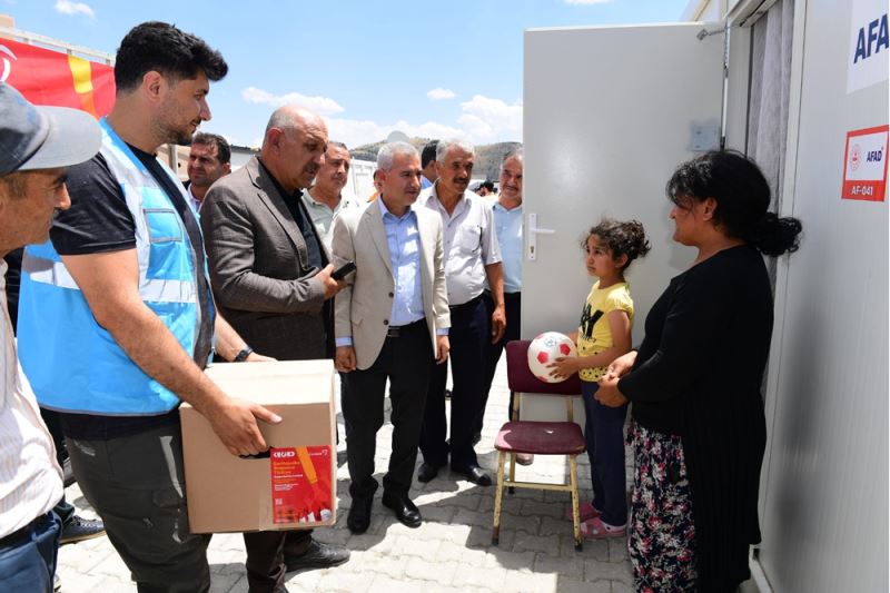 Depremzedelere yardım malzemesi dağıtıldı