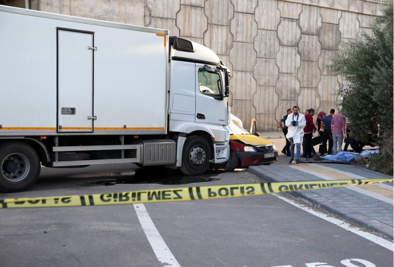 Tatilden dönen ailenin olduğu taksinin kamyonla çarpıştığı kazada 4 kişi öldü