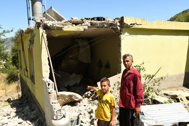 Deprem nedeniyle yamaçtan kopan kaya parçası müstakil eve zarar verdi
