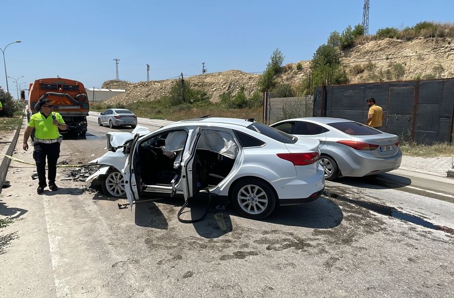 Yol temizleme aracına çarpan otomobildeki anne öldü, 3 çocuğu yaralandı