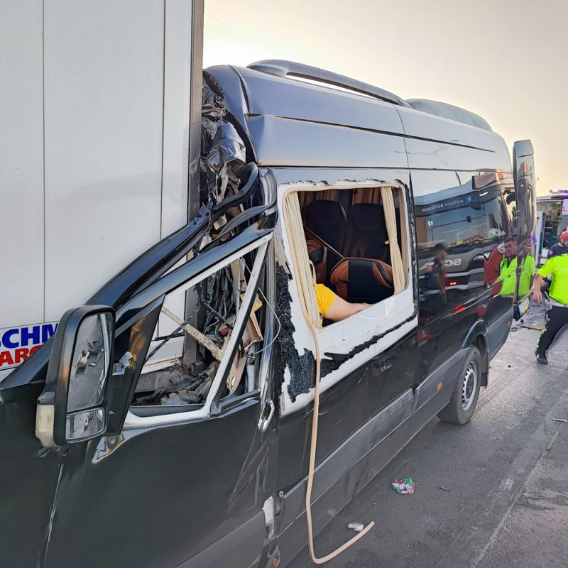Tur minibüsünün tırla çarpışması sonucu 2 kişi öldü, 12 kişi yaralandı