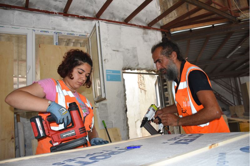 Gönüllülerin kurduğu atölyede istihdam edilen depremzedeler ahşap ev üretiyor