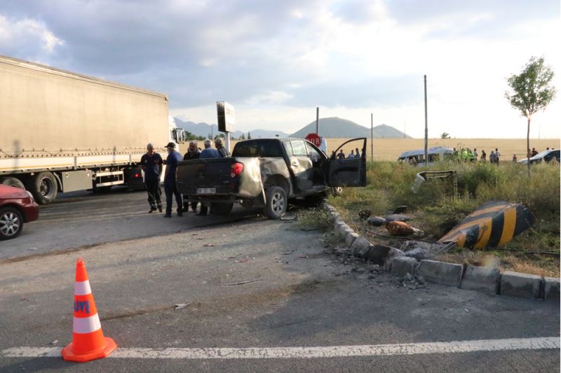 Pikap ile işçi servisinin çarpıştığı kazada 21 kişi yaralandı