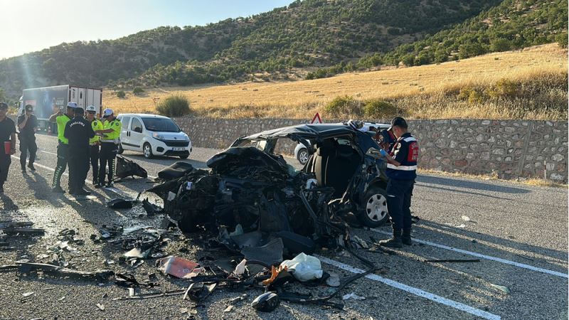 Otomobil ile kamyonetin çarpıştığı kazada 4 kişi öldü