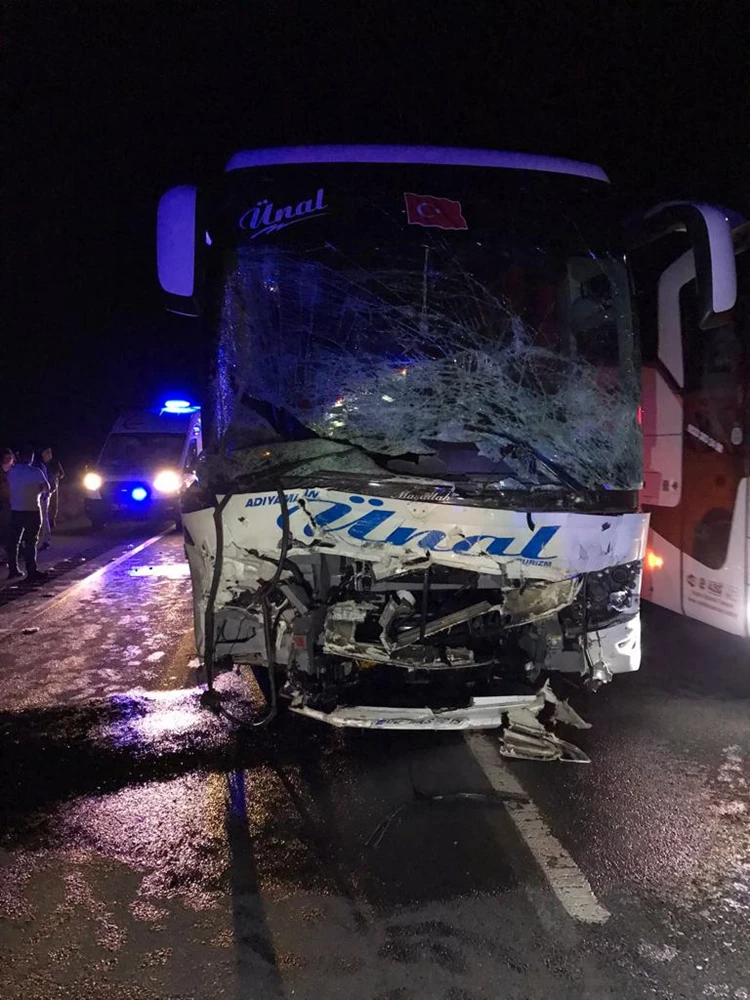 Yolcu otobüsü ile otomobil çarpıştı, 2 kişi öldü, 20 kişi yaralandı