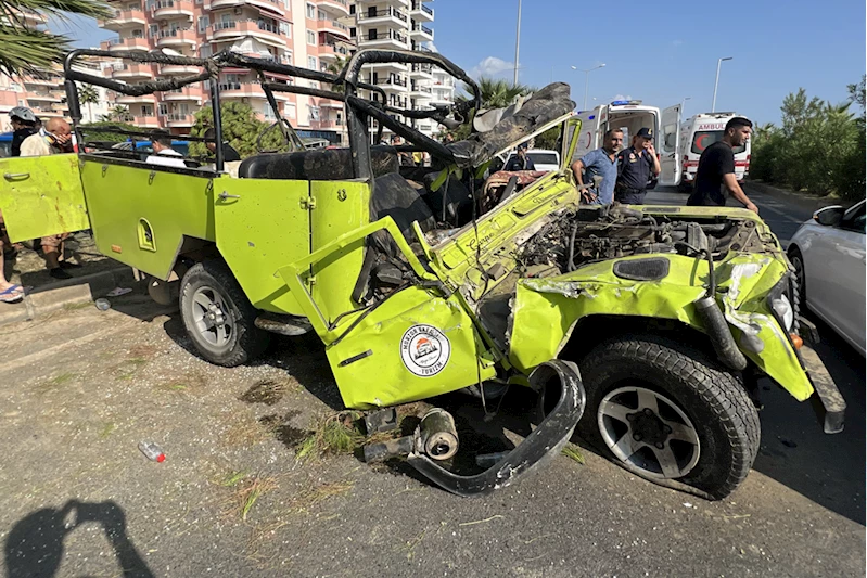 Safari aracı ile otomobilin çarpıştığı kazada 2 turist öldü, 17 kişi yaralandı