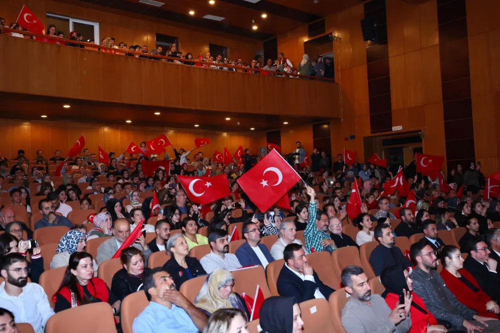 Onikişubat Belediyesi’nin Kahramanlık Türküleriyle Cumhuriyet Konseri’ne yoğun ilgi