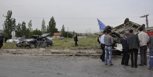 Öğrenci servisi ile otomobil çarpıştı, 15 yaralı 