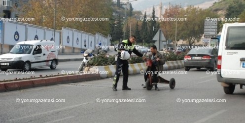 Engelli vatandaşı trafiğin ortasından polis kurtardı