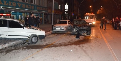 Kontrolden çıkan araç park halindeki otomobillere çarptı