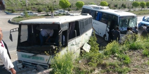 Öğrenci servisi ile işçi servisi çarpıştı; 15 yaralı