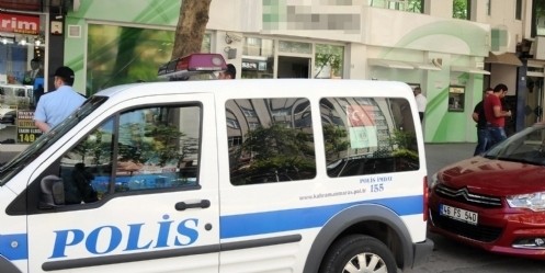 Bankaya Bomba İhbarı Polisi Harekete Geçirdi